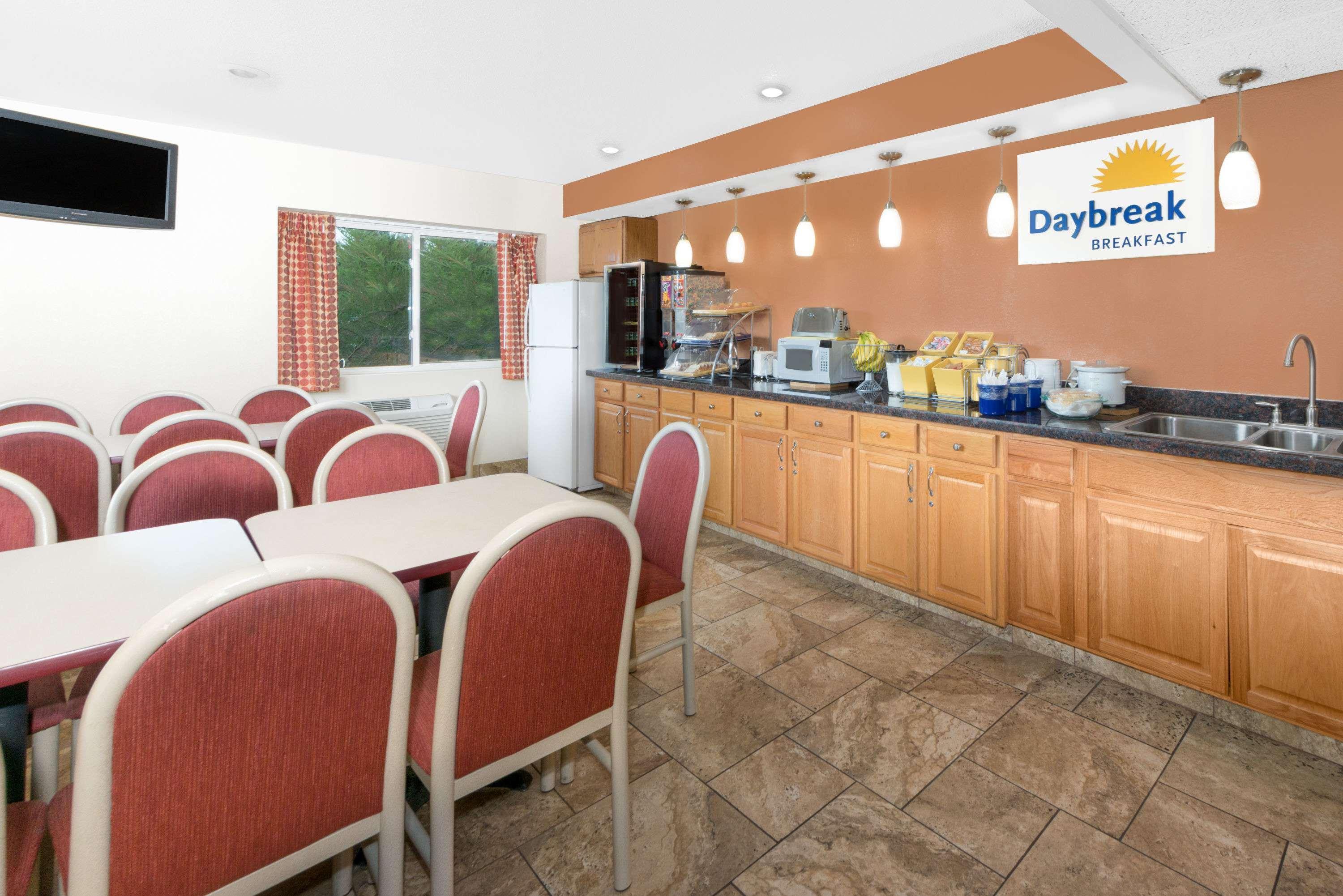 Days Inn By Wyndham Ames Exteriör bild
